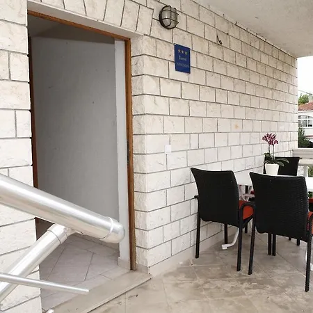 Castello Apartment *
