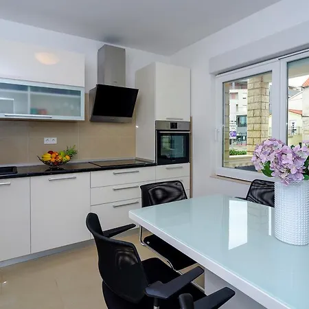 Castello Apartment *