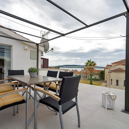 Castello Apartment *